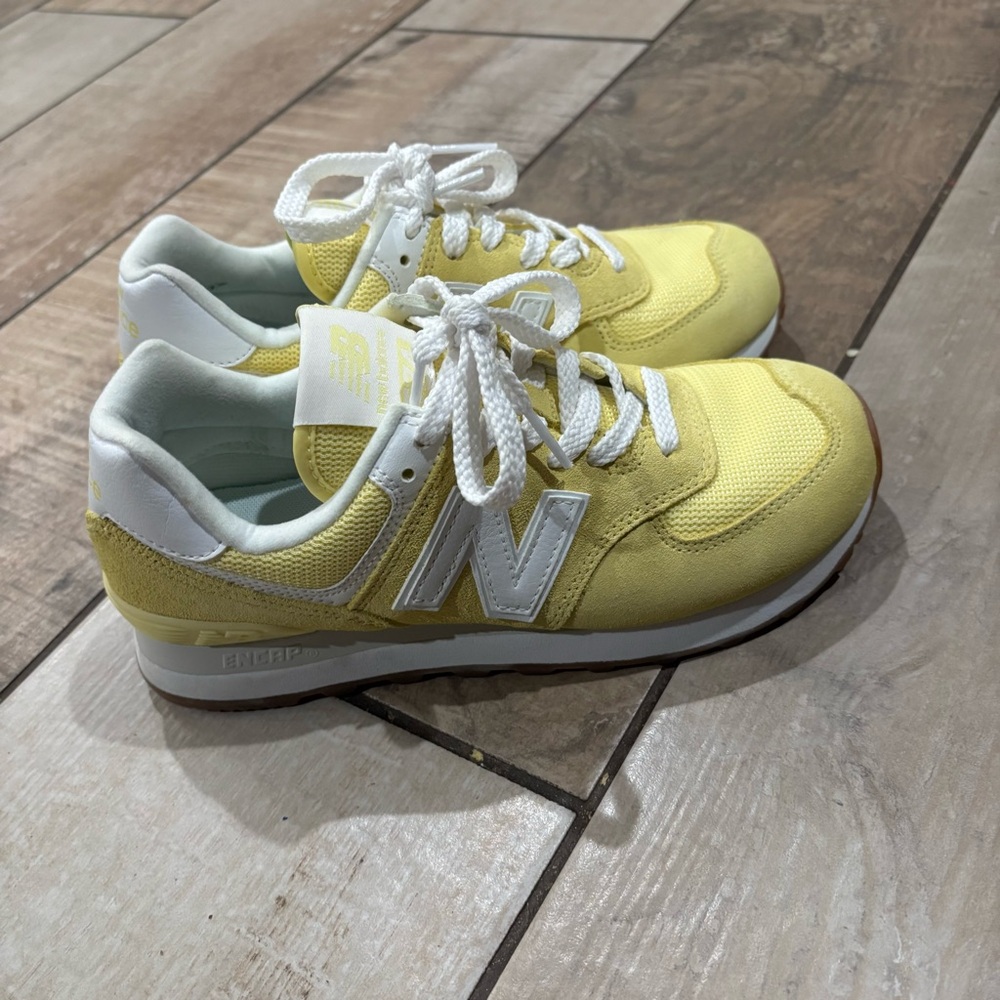 NEW BALANCE WMNS 574. Yellow 'LEMON HAZE' Size 6